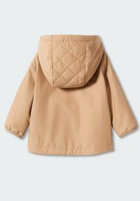 Cappotto trapuntato marrone chiaro con cappuccio, caratterizzato da un design semplice e polsini elasticizzati. Realizzato in un tessuto liscio con finitura opaca.