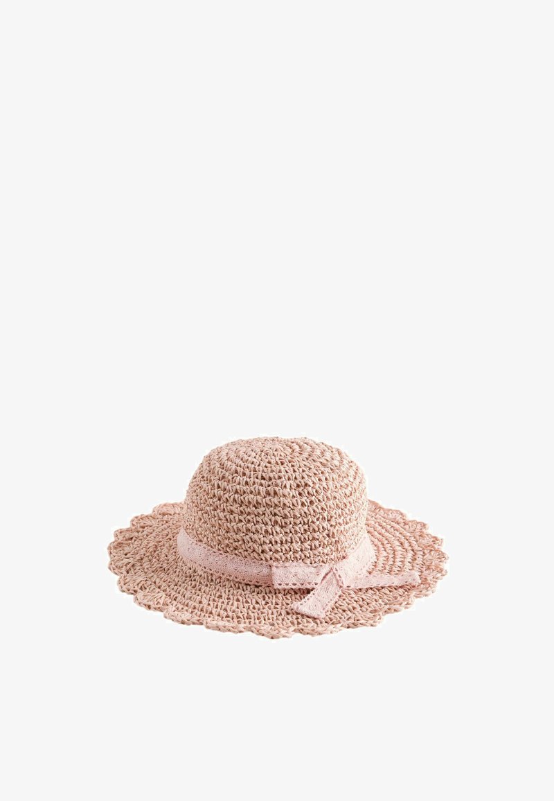 Chapeau de soleil tissé rose clair avec un large bord ondulé et un nœud en tissu assorti autour de la calotte, présenté sur un fond blanc.