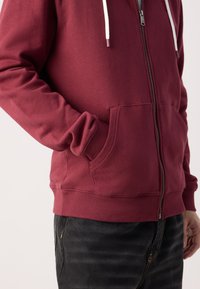 Scotch & Soda LOGO BADGE FULL ZIP THROUGH HOODIE - Hoodie - bordeaux