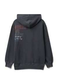 Tmavě šedá mikina s kapucí a žebrovanými manžetami a spodním lemem, na zádech je částečně viditelný vícebarevný nápis "Vizualizuj naše nejvyšší já".