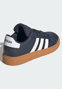adidas Sportswear GRAND - Träningsskor - shadow navy cloud white gum