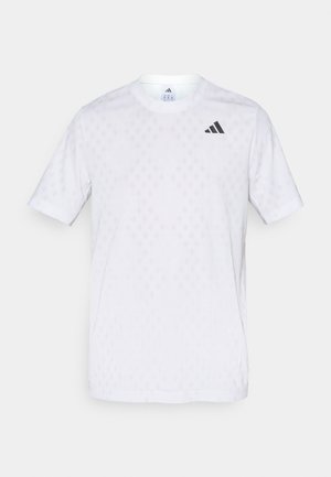 Balti trumpa rankovė t-shirto viršutinė dalis su subtiliu deimantų raštu, pagaminta iš lengvo audinio, su juodu adidas logotipu ant krūtinės.