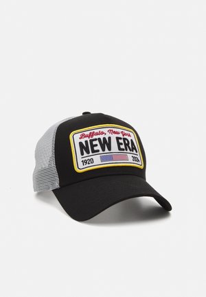 Czarna i szara siatkowa czapka baseballowa z naszywką z napisem "Buffalo, New York NEW ERA 1920 2024" i małą amerykańską flagą.