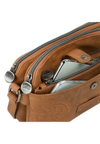 Bolso cruzado de cuero marrón con dos cremalleras plateadas, que presenta una textura estampada y un detalle de logotipo. Contiene dos smartphones en su interior.