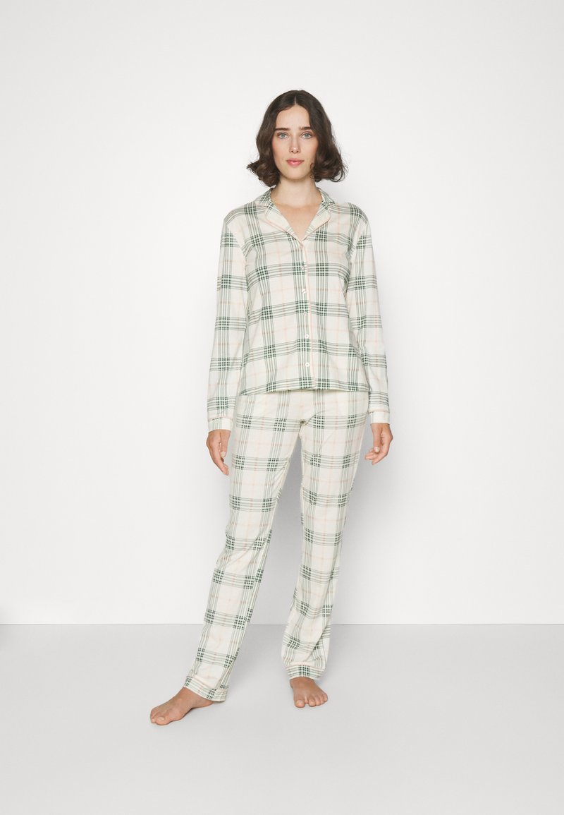 Zweiteiliges Pyjama-Set aus Karostoff in weichem Material, bestehend aus einem Hemd mit Knöpfen, Kragen und langen Ärmeln sowie passenden Hosen mit elastischem Bund.
