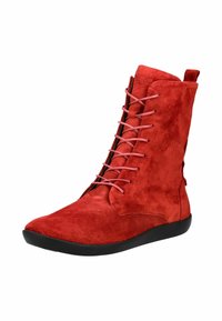 Stivale alla caviglia in suede rosso con suola nera, chiusura con lacci e linguetta sul retro.