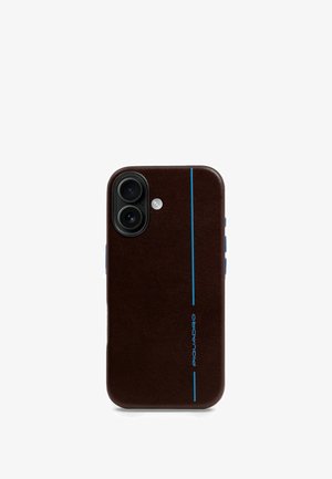 Braune Leder-Handyhülle mit blauem Streifendetail, Aussparung für Dual-Kamera und strukturierter Oberfläche. Die seitlichen Tasten sind sichtbar.