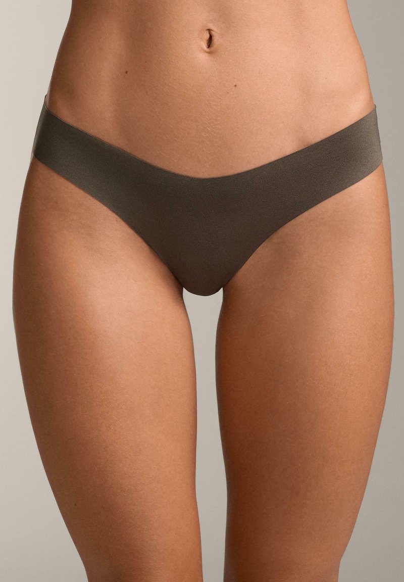 Chiloti tanga maro fără cusături, cu textură netedă și design cu talie joasă, având o acoperire minimă și o talie elastică.