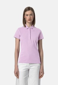 Polo shirt rosa chiaro con colletto, maniche corte e un piccolo logo ricamato sul petto. Texture di cotone morbido, design a vestibilità classica.
