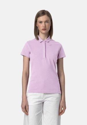 Polo shirt rosa chiaro con colletto, maniche corte e un piccolo logo ricamato sul petto. Texture di cotone morbido, design a vestibilità classica.