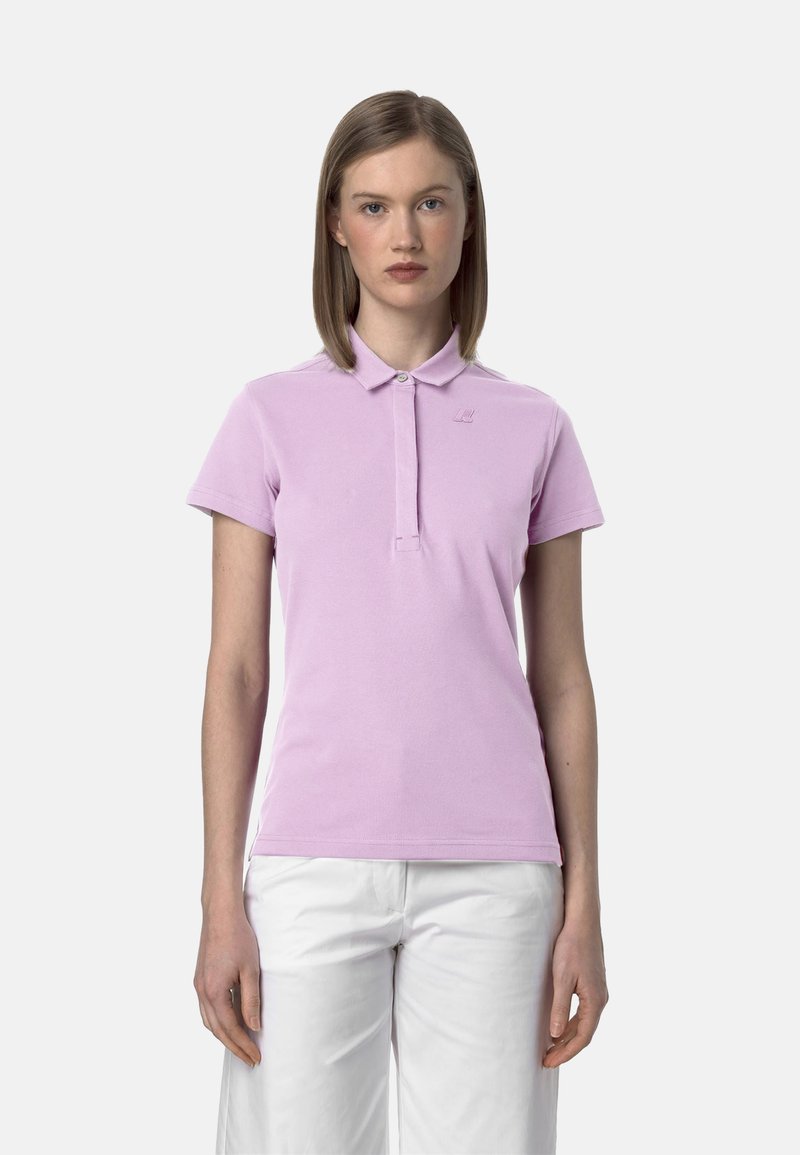 Polo shirt rosa chiaro con colletto, maniche corte e un piccolo logo ricamato sul petto. Texture di cotone morbido, design a vestibilità classica.