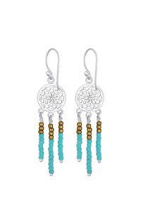 Silberfarbene Metallohrringe mit einem kreisförmigen Filigranmuster, von dem türkisfarbene und goldene Perlen in vertikalen Strängen hängen.