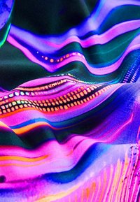 Barevná látka s vlnitými vzory, která se pyšní živými odstíny fialové, růžové, modré a zelené, se zlatými akcenty a hladkou texturou.