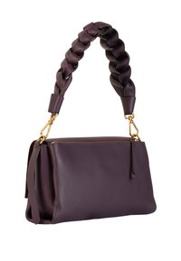 Borsa a mano in pelle viola con manico intrecciato e chiusure in tonalità oro, forma rettangolare con apertura superiore con zip, esposta su sfondo bianco.