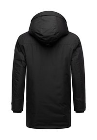 Chaqueta negra con capucha que presenta un diseño sencillo, con una textura suave y mangas largas. La vista trasera muestra detalles de costura y sin herrajes visibles.