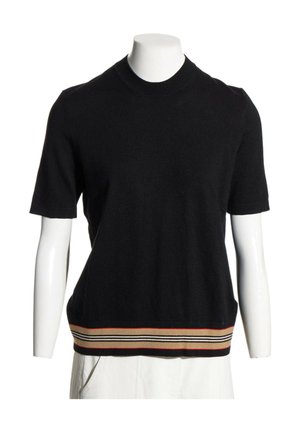 Schwarzes kurzärmliges Strickoberteil mit Rundhalsausschnitt und gestreiftem Saum in Beige, Schwarz und Rot, dargestellt auf einem weißen Schaufenster-Torso.