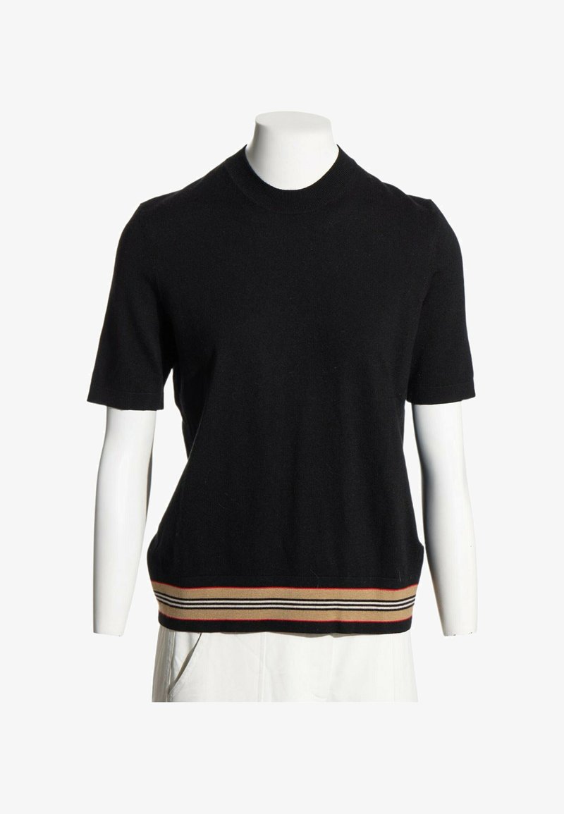 Haut tricoté noir à manches courtes avec col rond et ourlet rayé beige, noir et rouge, présenté sur un buste de mannequin blanc.