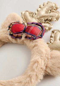 Kerst hoofdband met zachte beige nepbont, glanzende gouden hertenoren en een rode geruite strik met meerkleurige accenten.