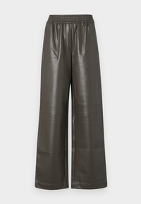 Vide benedikt, mørk olivengrønn faux skinnbukser med elastisk livlinje og detaljer i midt-søm, som har en glat og blank tekstur.