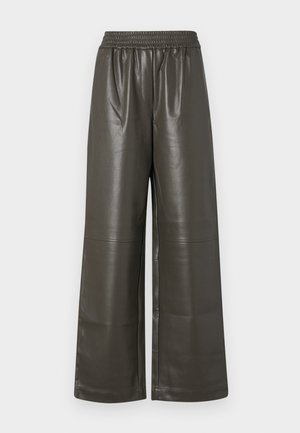 Calças de imitação em pele verde-oliva escuras, de perna larga, com um cós elástico e detalhes de costura central, apresentando uma textura suave e brilhante.