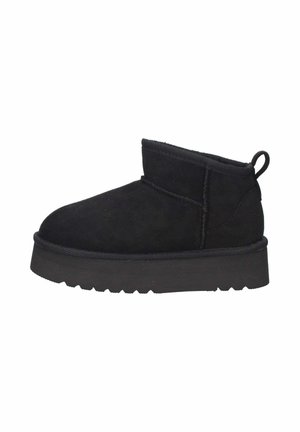 Stivaletti neri in suede con suola in gomma spessa, dettagli cuciti e un'asola sul retro.