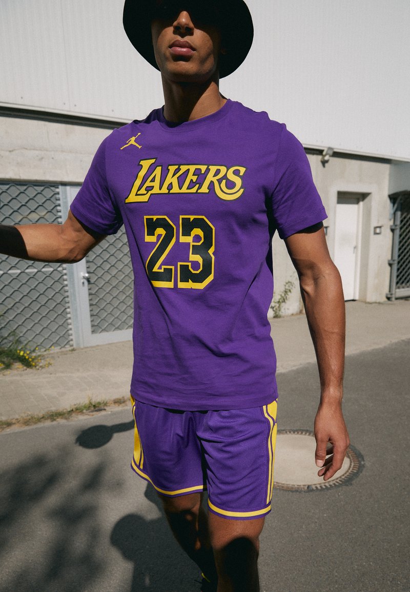 Nike Performance - NBA LEBRON JAMES LOS ANGELES LAKERS TEE - Športne kratke hlače - field purple, Povečajte