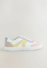 Baskets multicolores avec cuir blanc, accents en suède pastel jaune, lavande et rose. Semelle en caoutchouc avec une texture antidérapante et fermeture à lacets.