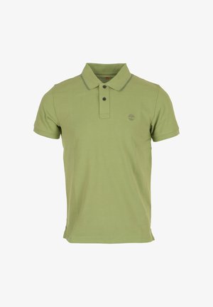 Polo vert clair à manches courtes avec patte à deux boutons, logo discret sur la poitrine gauche et passepoil contrastant sur les bords du col.