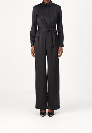 Černý overal s dlouhým rukávem, límečkem, předními knoflíky a vázáním v pase. Vyroben z hladkého materiálu, má široké nohavice a elegantní siluetu.