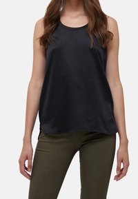 Czarny bezrękawnik wykonany z gładkiego materiału, z okrągłym dekoltem i bocznymi rozcięciami dla ułatwienia ruchów.