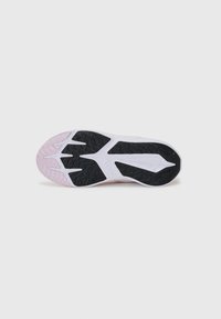 Semelle de chaussure avec un motif de traction en caoutchouc noir, une semelle intermédiaire blanche avec des accents roses, et des caractéristiques de grip distinctes pour une performance améliorée.