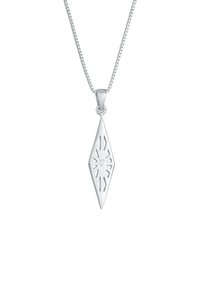 Sølvvedhængs halskæde med en diamantform, der har udskårne design og en glat overflade, fastgjort til en delikat kæde.