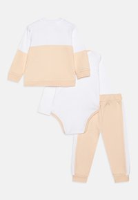 Guess BABY BODY PANTS UNISEX SET - Melegítő - sand grain