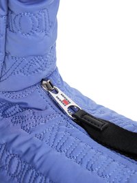 Stivale blu trapuntato con una texture liscia, dotato di zip in metallo argentato e dettagli in cinghia nera, marchiato con lettering in rilievo.