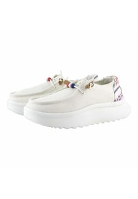Scarpe da tela bianche con una spessa suola in gomma bianca, con accenti colorati sui lacci e tessuto stampato sul tallone.