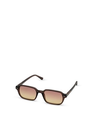 Rechteckige Sonnenbrille mit dunkelbraunen durchsichtigen Fassungen und braunen Verlaufsgläsern, die auf einer weißen Oberfläche liegen.