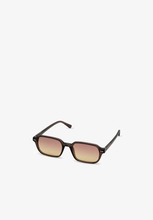 Rechteckige Sonnenbrille mit dunkelbraunen durchsichtigen Fassungen und braunen Verlaufsgläsern, die auf einer weißen Oberfläche liegen.