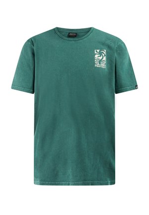 Groen T-shirt van katoen met korte mouwen, een ronde hals en een witte abstracte zon- en golfafbeelding boven het woord "PROTEST" op de borst.