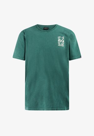 Groen T-shirt van katoen met korte mouwen, een ronde hals en een witte abstracte zon- en golfafbeelding boven het woord "PROTEST" op de borst.