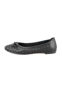 Schwarze Ballerinas aus geflochtenem Leder mit einer glatten Rückenpartie. Sie haben eine Schleifenverzierung an der Zehenpartie und einen niedrigen, runden Absatz.