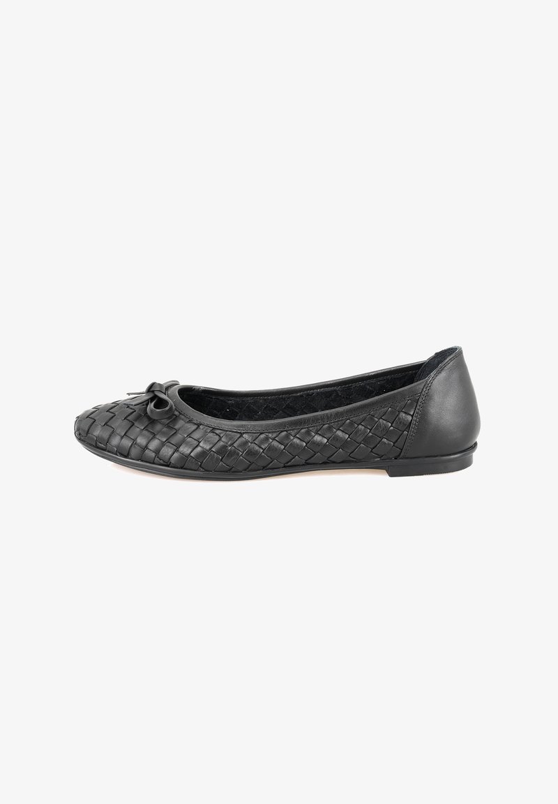 Schwarze Ballerinas aus geflochtenem Leder mit einer glatten Rückenpartie. Sie haben eine Schleifenverzierung an der Zehenpartie und einen niedrigen, runden Absatz.