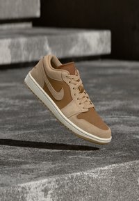 Unselected, legend mid brown/light british tan/chalk