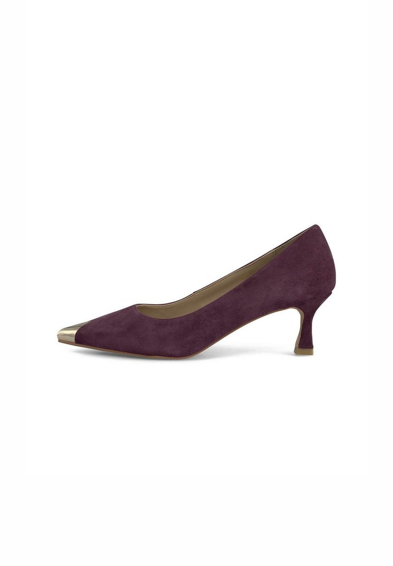 Décolleté in suede viola con punta affusolata, dotato di una punta metallica dorata sul davanti e di un tacco piccolo e robusto. Texture complessivamente liscia.