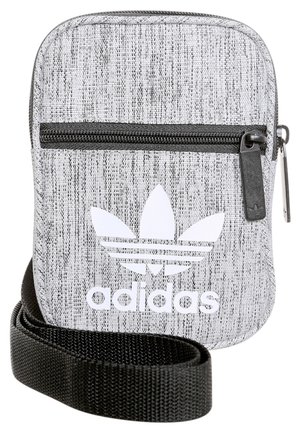 Mała szara torba na ramię Adidas z czarnym zamkiem błyskawicznym i paskiem, z białym logo Adidas Trefoil z przodu.