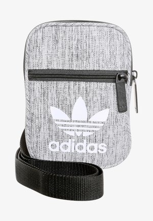 Mała szara torba na ramię Adidas z czarnym zamkiem błyskawicznym i paskiem, z białym logo Adidas Trefoil z przodu.