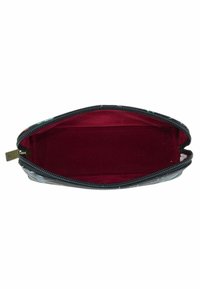 Gevoerde cosmetica pouch met rits, zwarte buitenkant met bloemenpatroon, rode stoffen voering, platte vorm en opvallend contrast tussen kleuren.