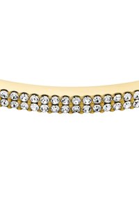 Gouden armband met een gebogen ontwerp, versierd met heldere rhinestones, gerangschikt in een enkele rij, die het licht weerkaatsen met een gladde afwerking.
