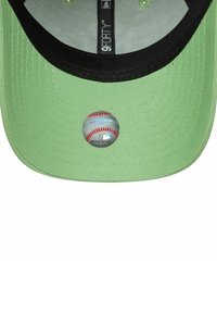 Cappellino da baseball verde con rivestimento interno nero e un adesivo olografico di autenticità ufficiale della Major League Baseball sulla parte inferiore del visiera.