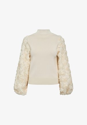 Kremowy sweter z wysokim kołnierzem i fakturowanymi, bufkowymi rękawami w różany wzór. Tułów wykonany jest z gładkiego dzianiny, co kontrastuje z miękkimi rękawami.