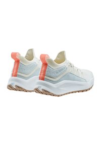 Sneaker leggere in crema e azzurro chiaro. Caratterizzate da una tomaia in tessuto testurizzato, un'intersuola bianca e dettagli color corallo sul tallone. Suola in gomma.